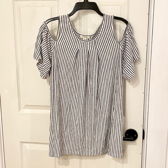 Max Studio cold shoulder top - Picture 3 of 6